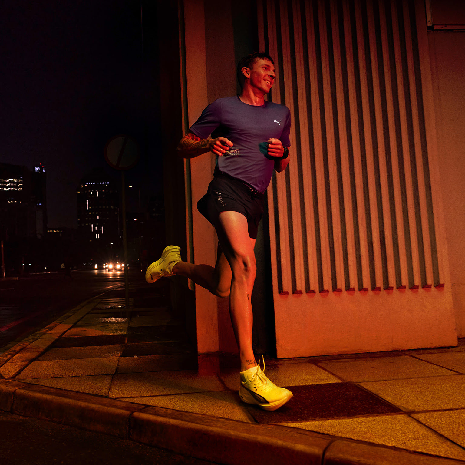 ЗАШНУРУЙ КРОСІВКИ І ВПЕРЕД НА РОБОТУ